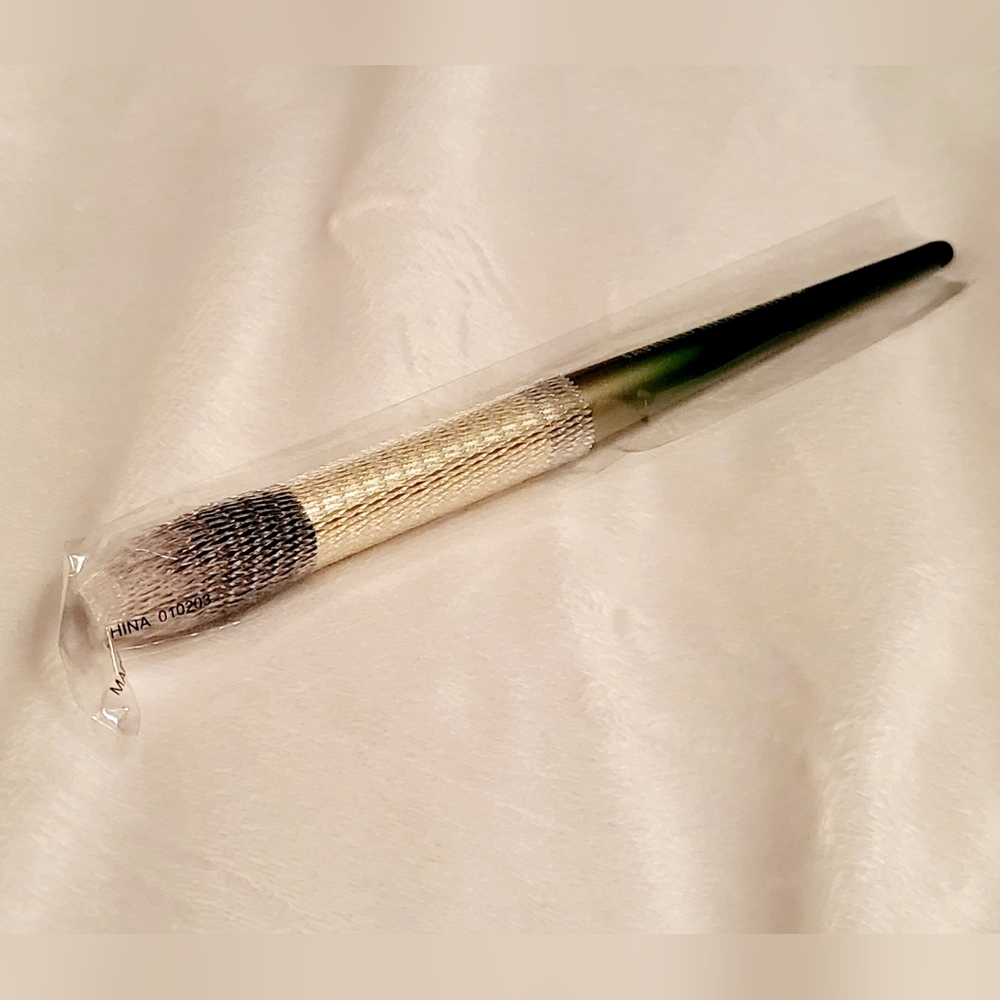 Tapered brush for precise blending.